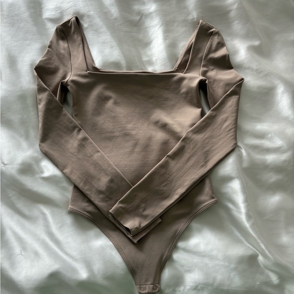 Aritzia Babaton Contour Long Sleeve Bodysuit - Picture 6 of 6